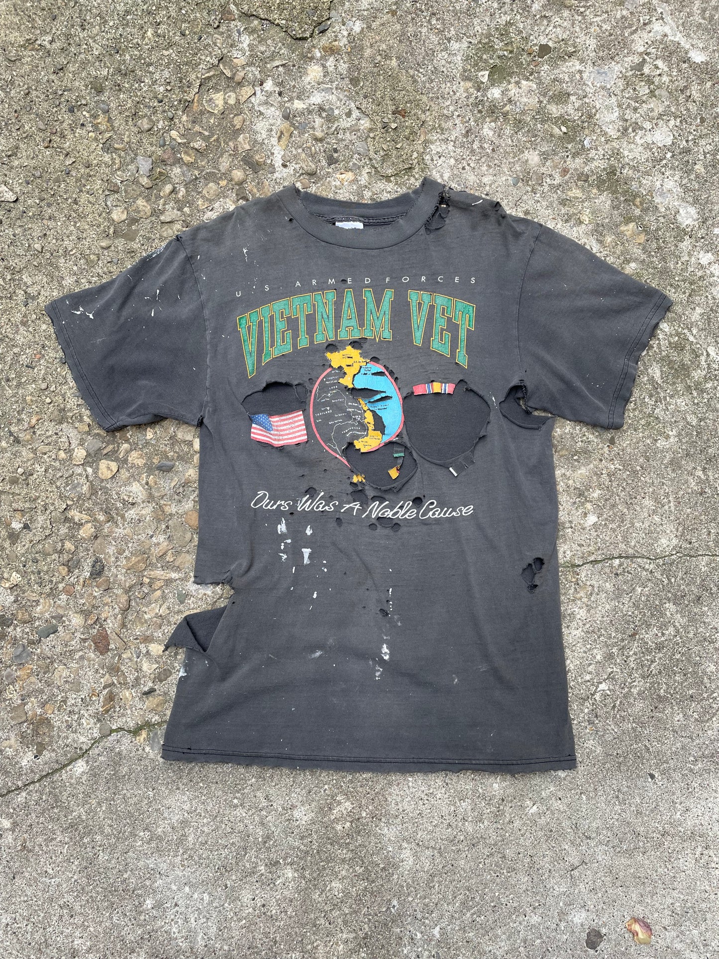1990's Thrashed U.S. Armed Forces Vietnam Vet Graphic T-Shirt - L