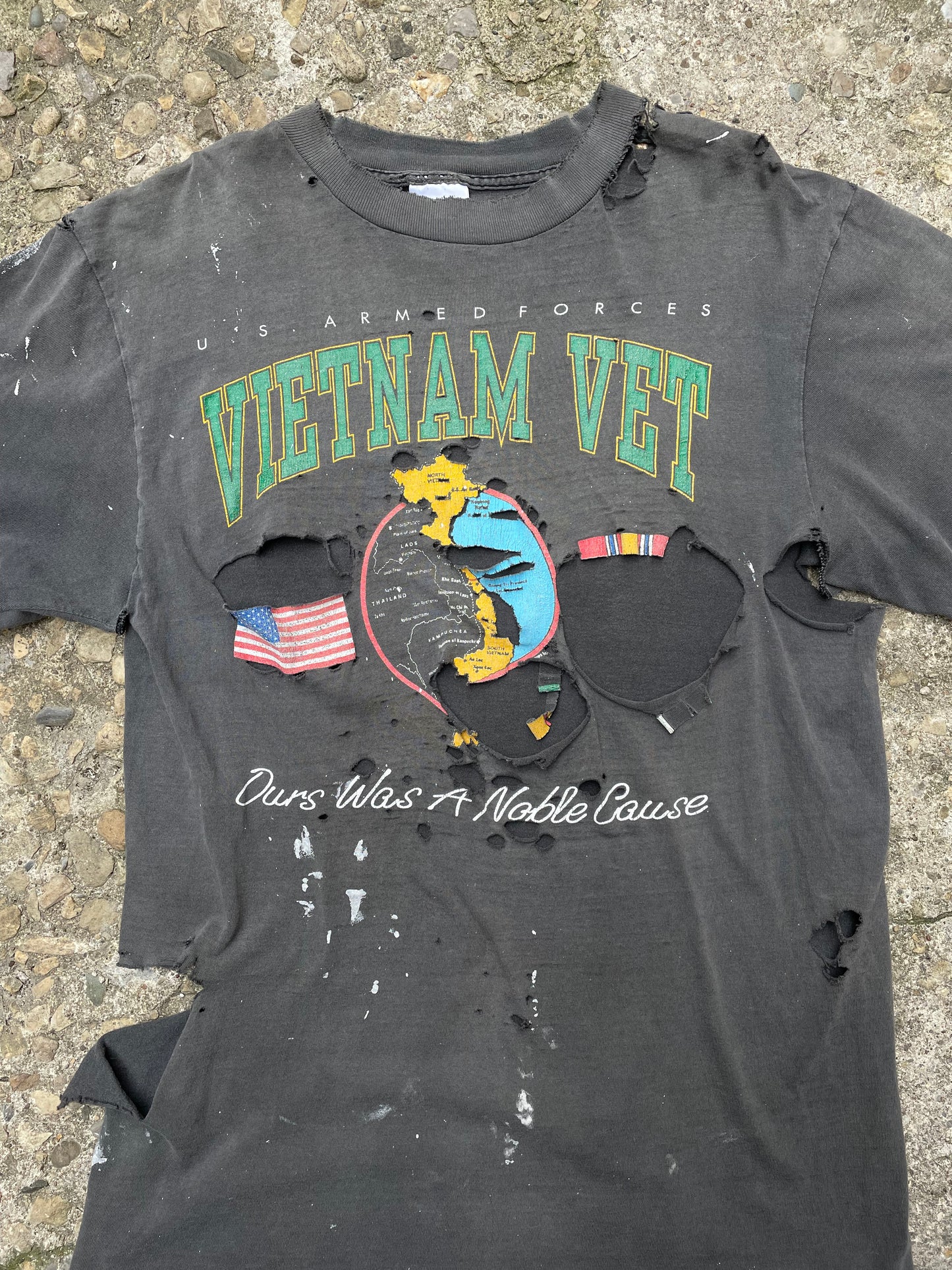 1990's Thrashed U.S. Armed Forces Vietnam Vet Graphic T-Shirt - L