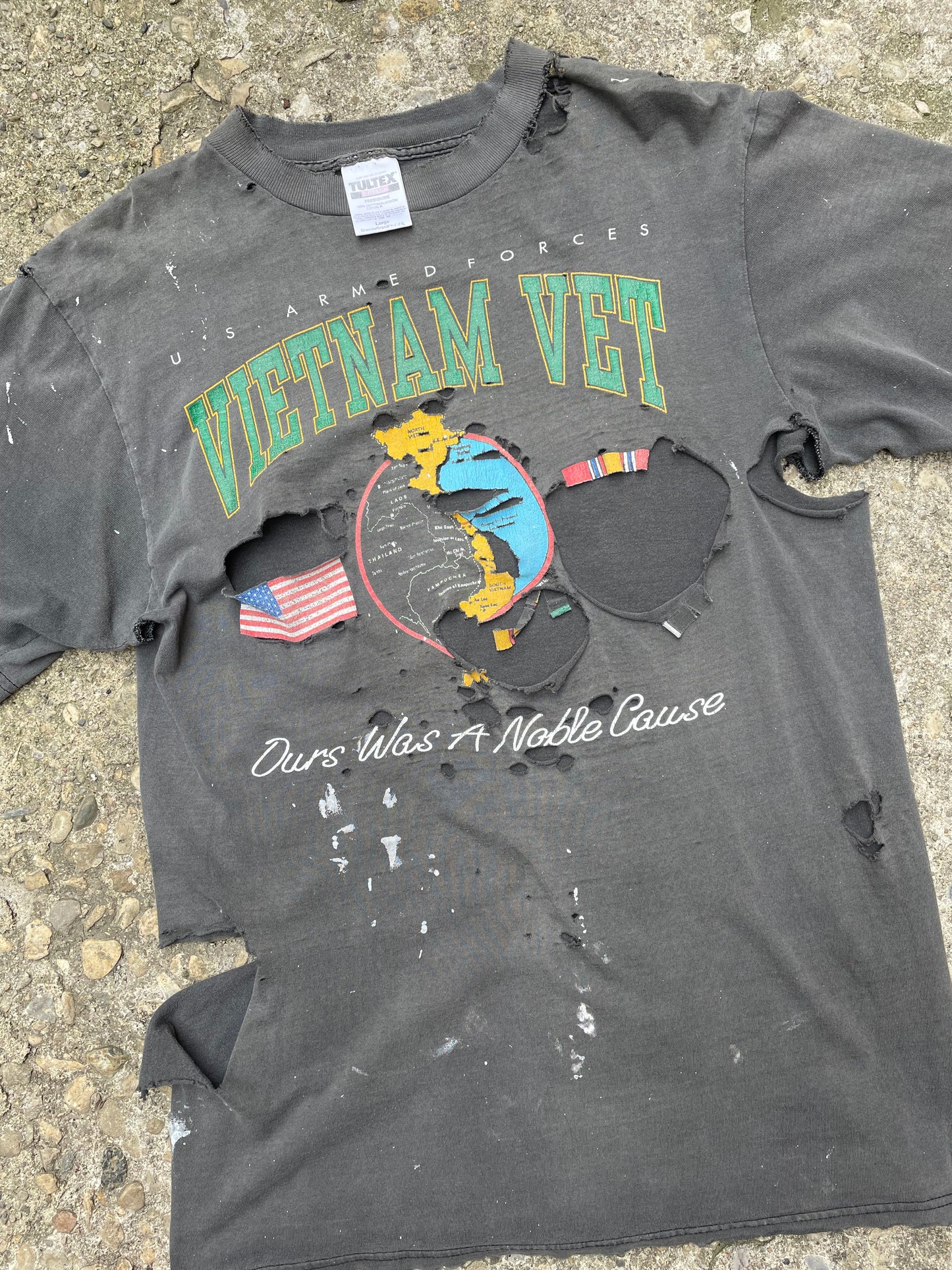 1990's Thrashed U.S. Armed Forces Vietnam Vet Graphic T-Shirt - L