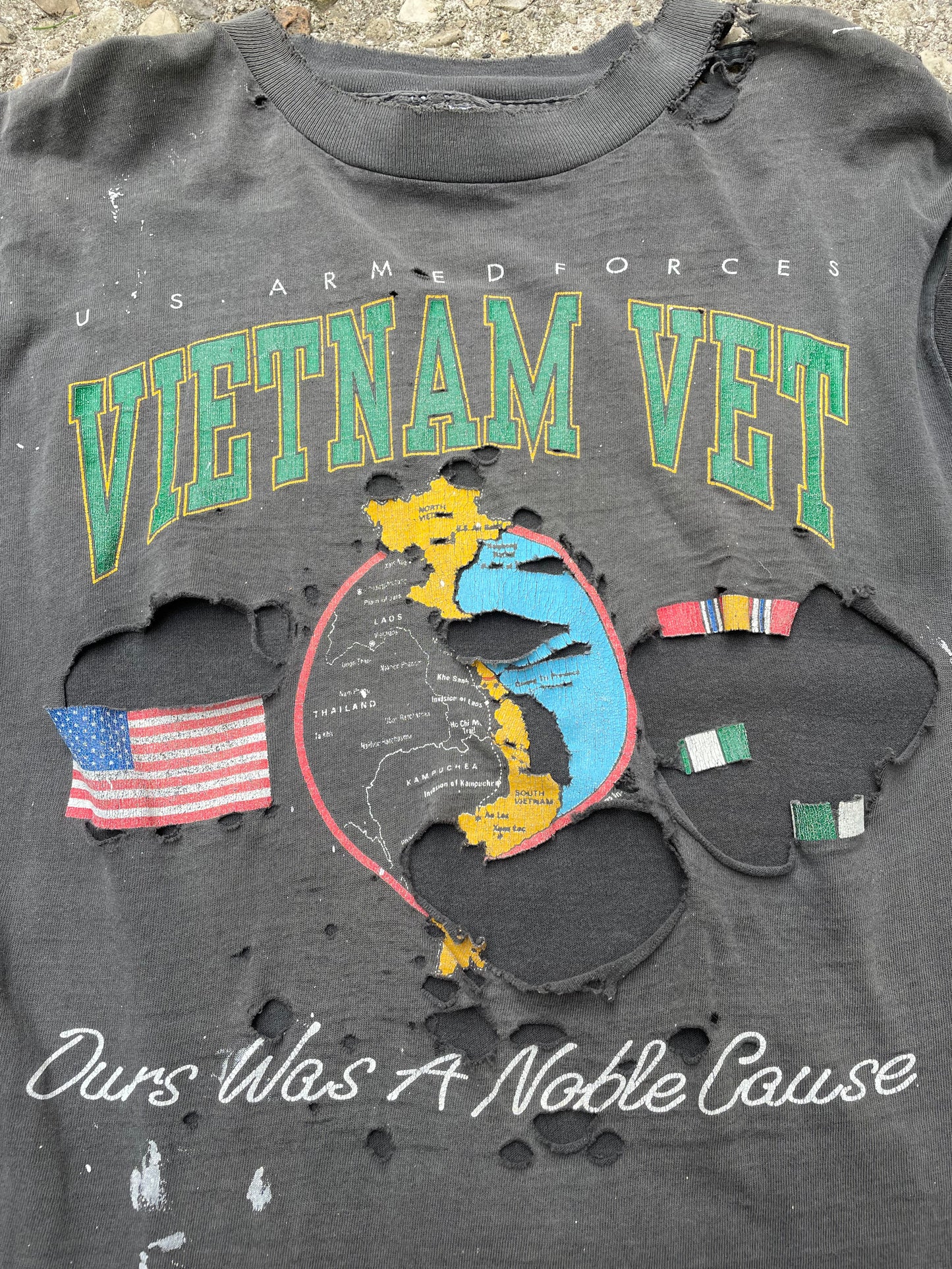 1990's Thrashed U.S. Armed Forces Vietnam Vet Graphic T-Shirt - L
