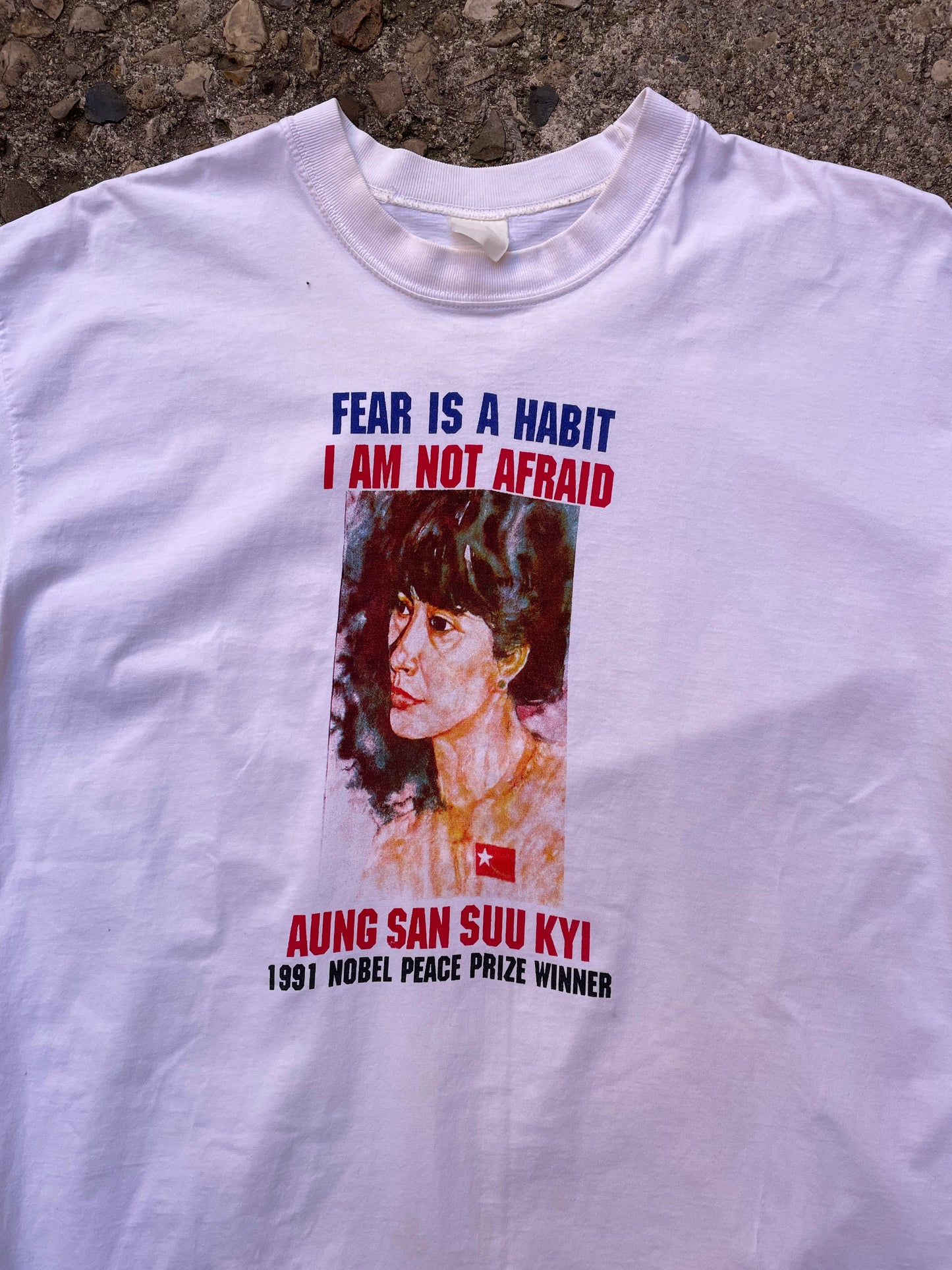 1991 Aung San Suu Kyi Nobel Peace Prize Winner T-Shirt - L