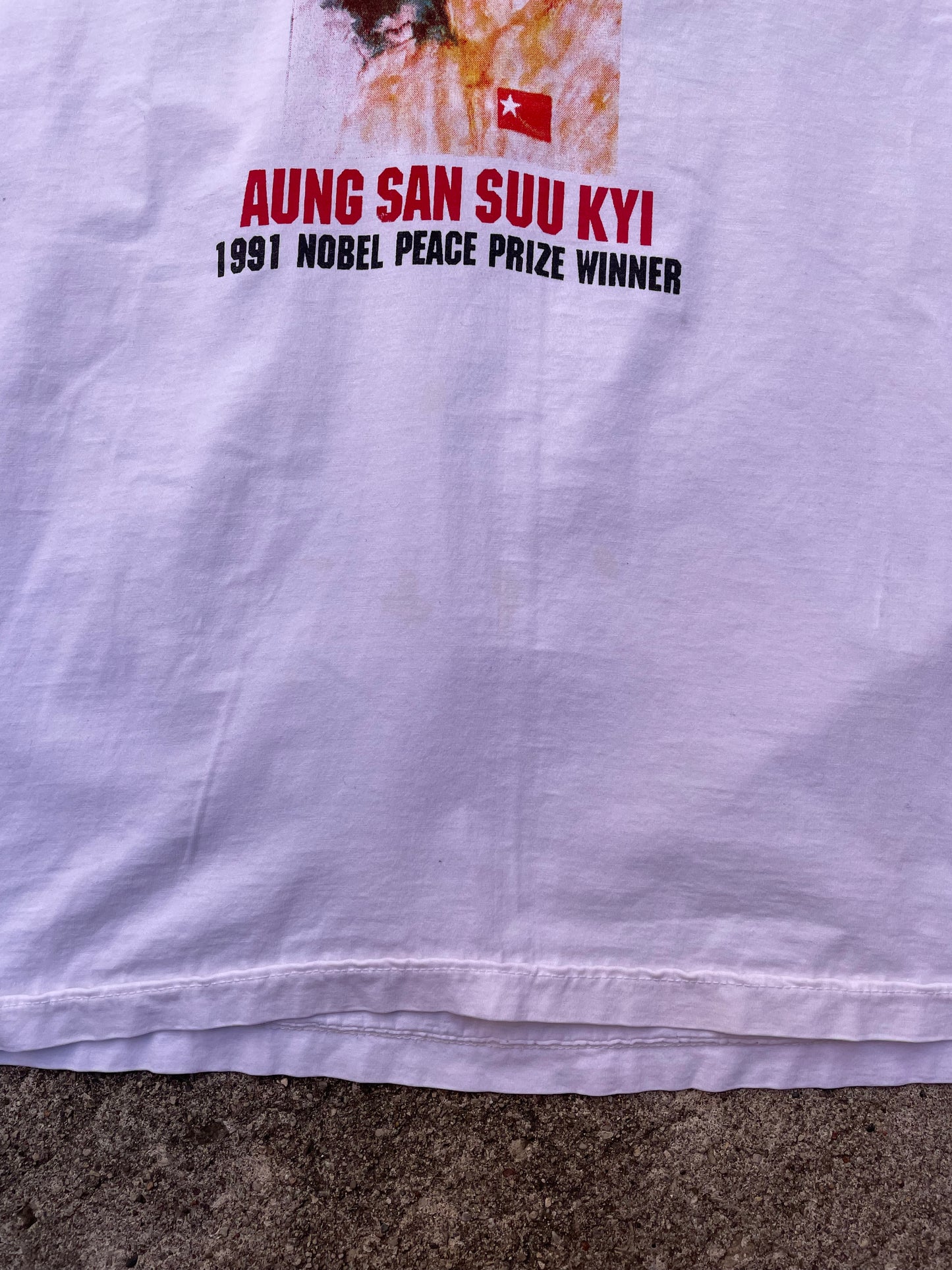 1991 Aung San Suu Kyi Nobel Peace Prize Winner T-Shirt - L