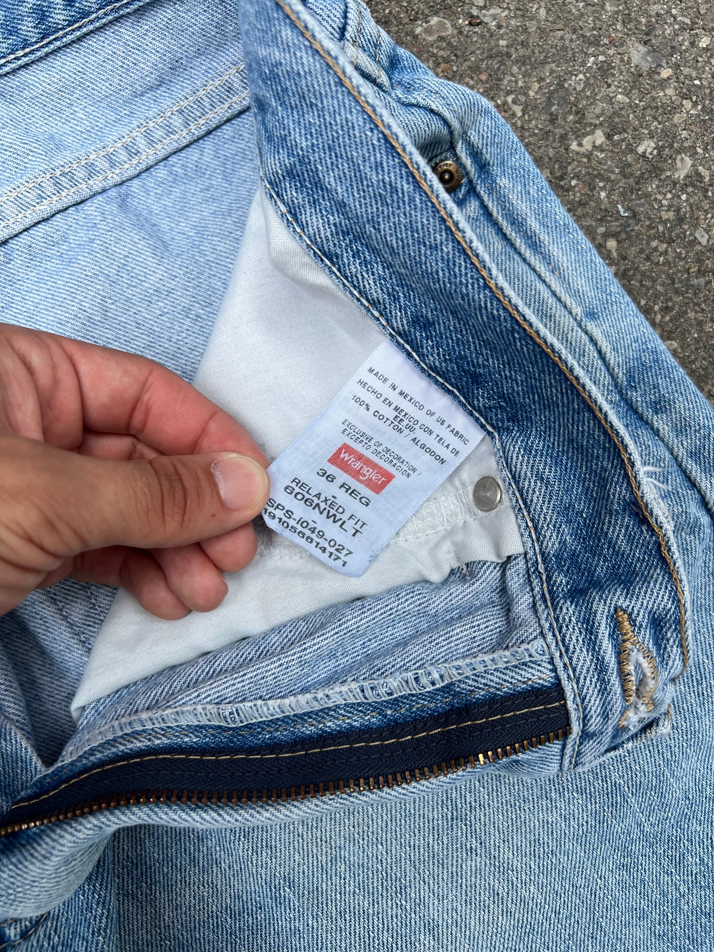 2000's Wrangler Relaxed Fit Light Wash Denim Shorts - 36