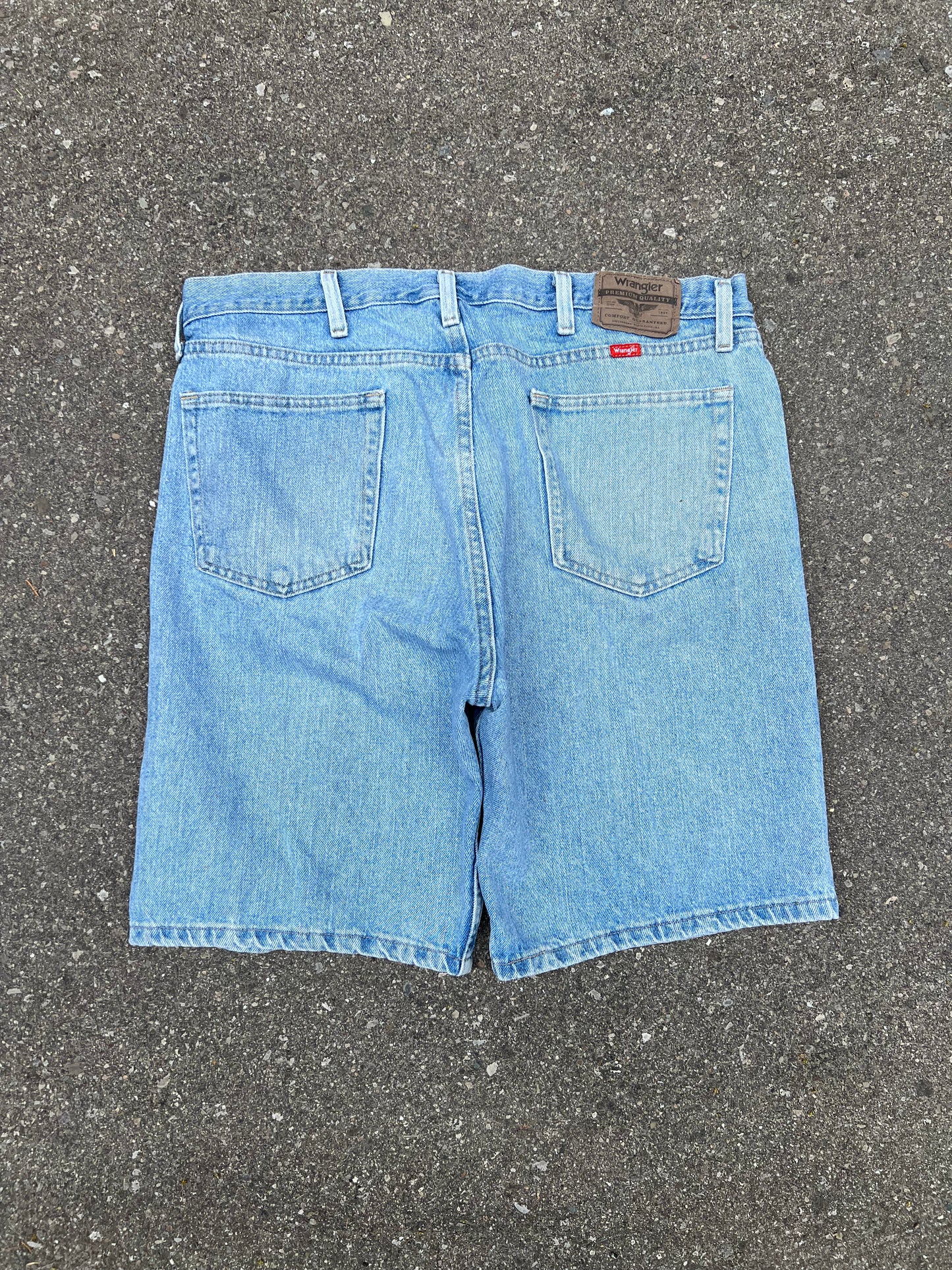 2000's Wrangler Relaxed Fit Light Wash Denim Shorts - 36