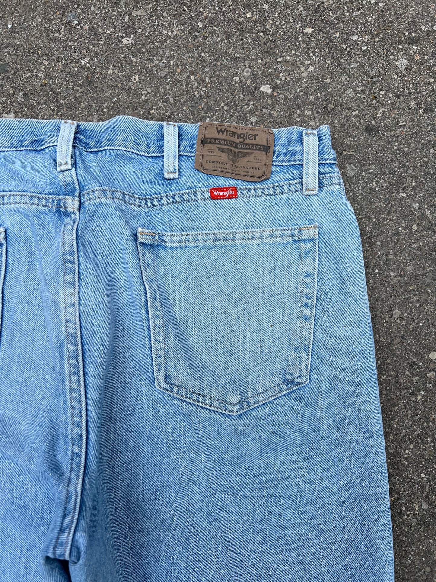 2000's Wrangler Relaxed Fit Light Wash Denim Shorts - 36